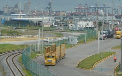 PAVIMENTO DENTRO DE LAS INTALACIONES DEL RECINTO PORTUARIO (APIVER)